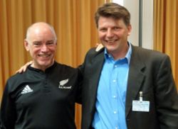 Ken Schwaber & Jean-Pierre Berchez umarmen sich. Kurz nach einem erfolgreichen Scrum Master Training.