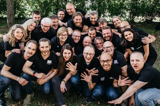 Alle Scrum-Events Agile Coaches und Trainer im Gruppenbild. In der Mitte Jeff Sutherland (Co-Creator of Scrum), der alle diese Trainer und Berater in Scrum Ausgebidet hat.