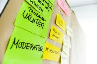 Flippchart mit Eigenschaften des Professional Scrum Masters auf PostIt's